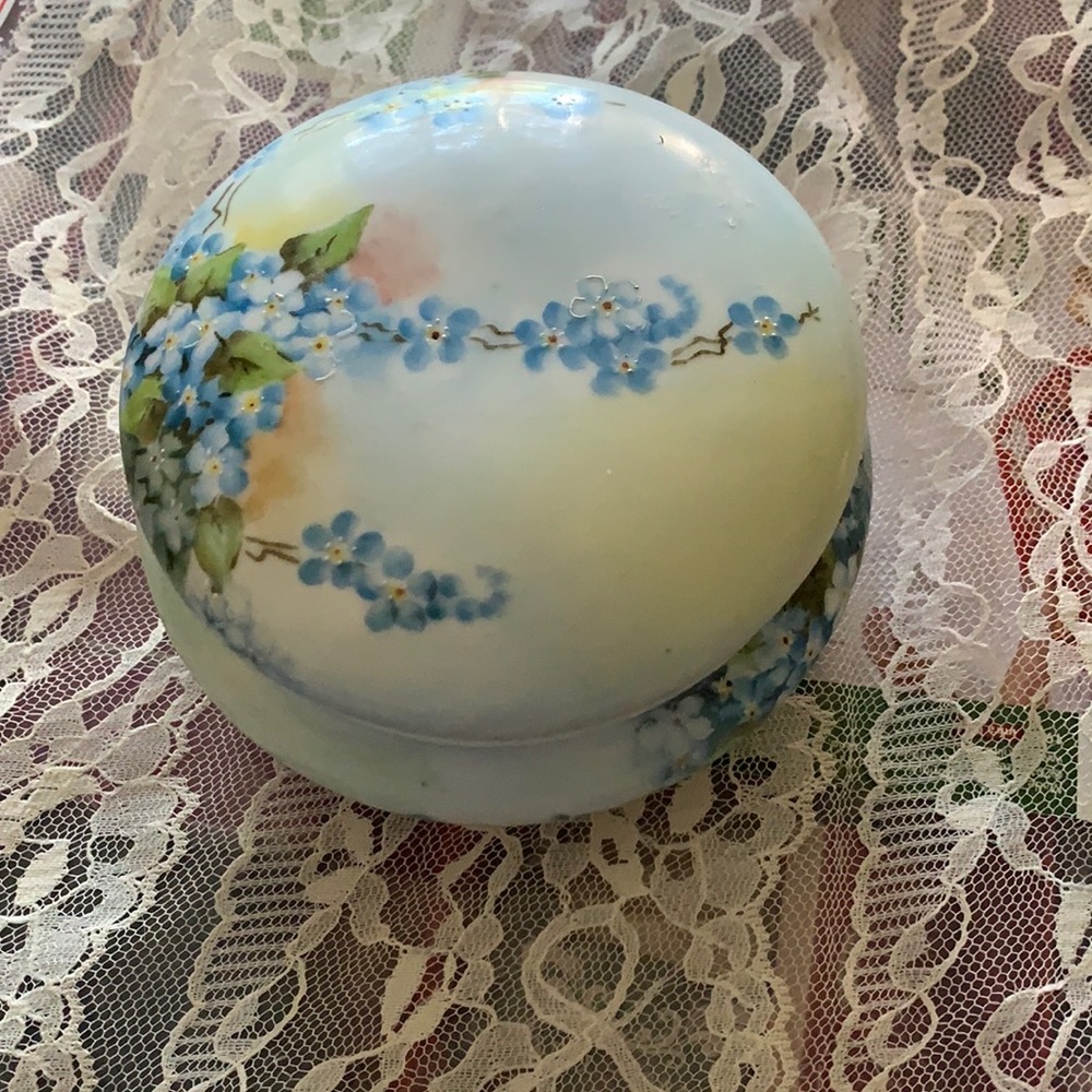 LA SEYNIE LIMOGES Blue flowers small smooth chip under lid